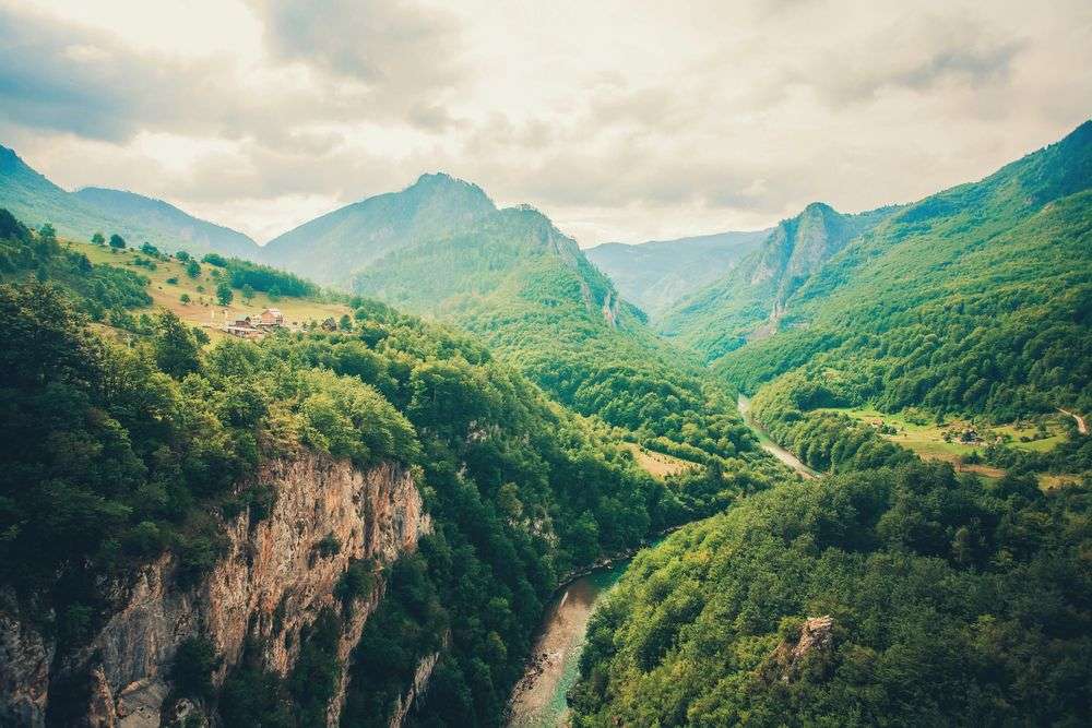 Ein Fluss fließt durch ein Tal zwischen zwei Bergen