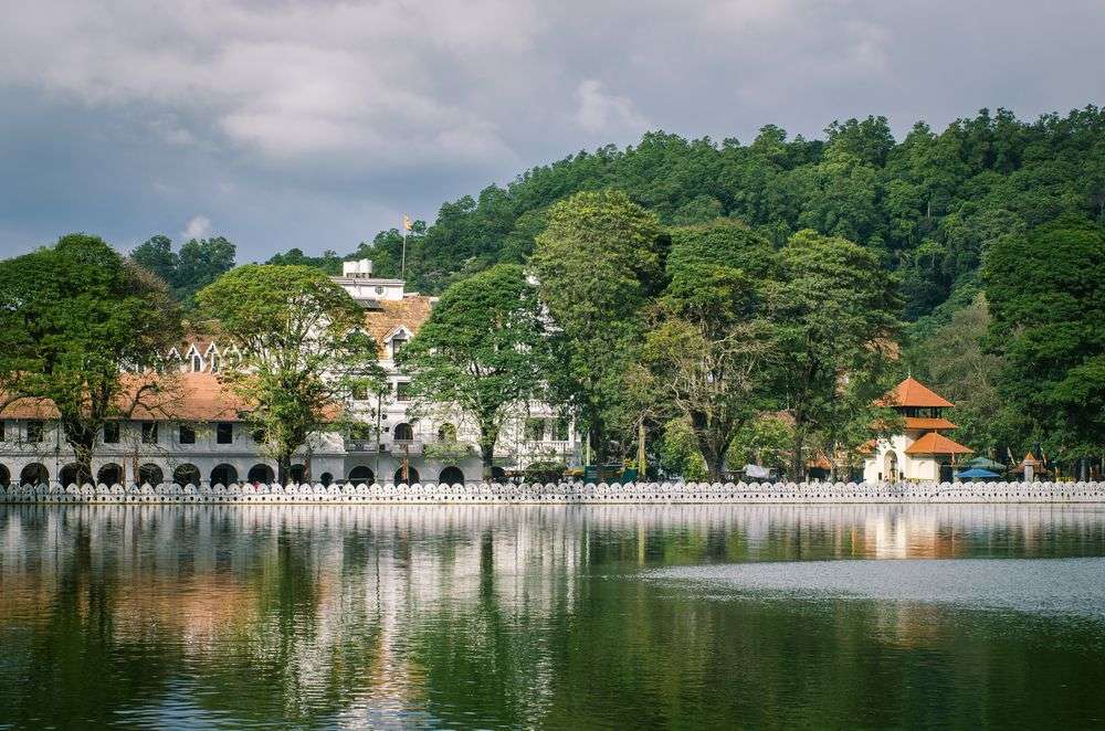 Ein großes weißes Gebäude steht am Ufer eines Sees