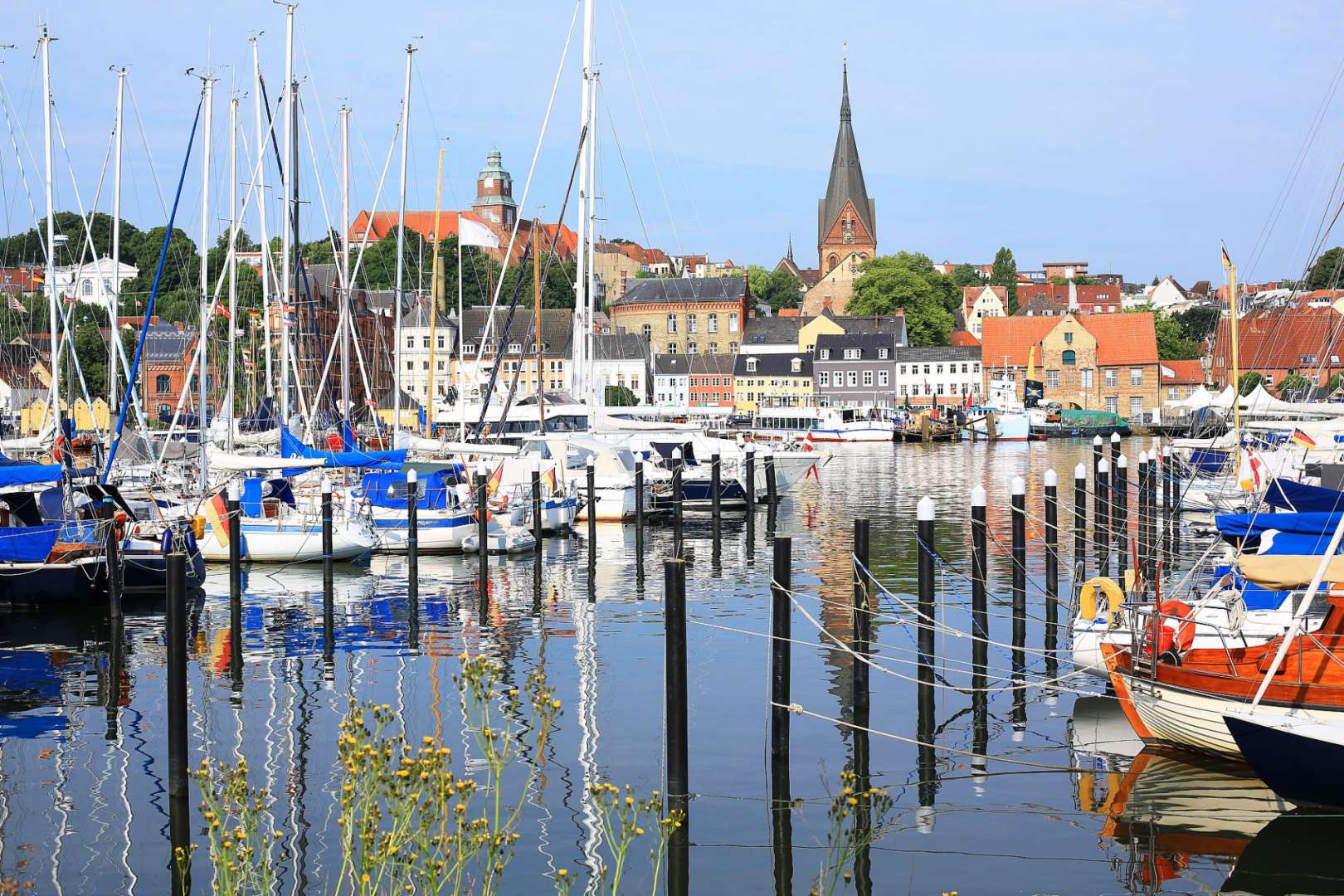 Eine Reihe von Booten, die in einem Hafen festgemacht sind