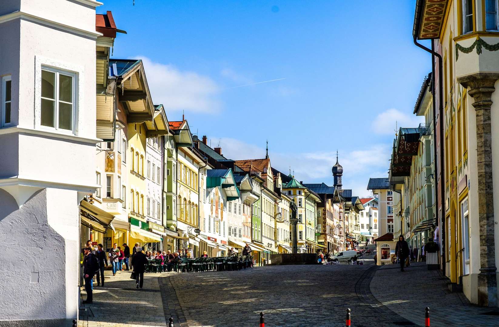 Eine Stadtstraße mit vielen Geschäften und einem Gebäude mit der Aufschrift „ apotheke “