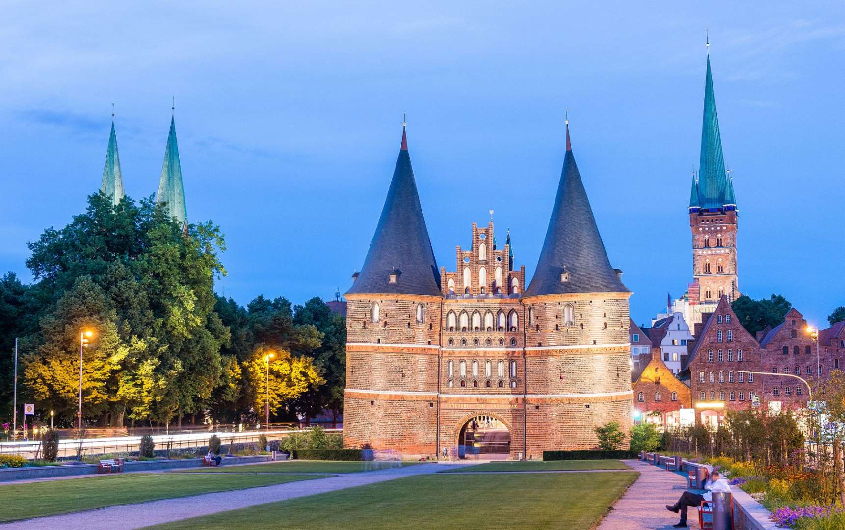 Ein großes Gebäude mit drei Türmen und einem grünen Turm