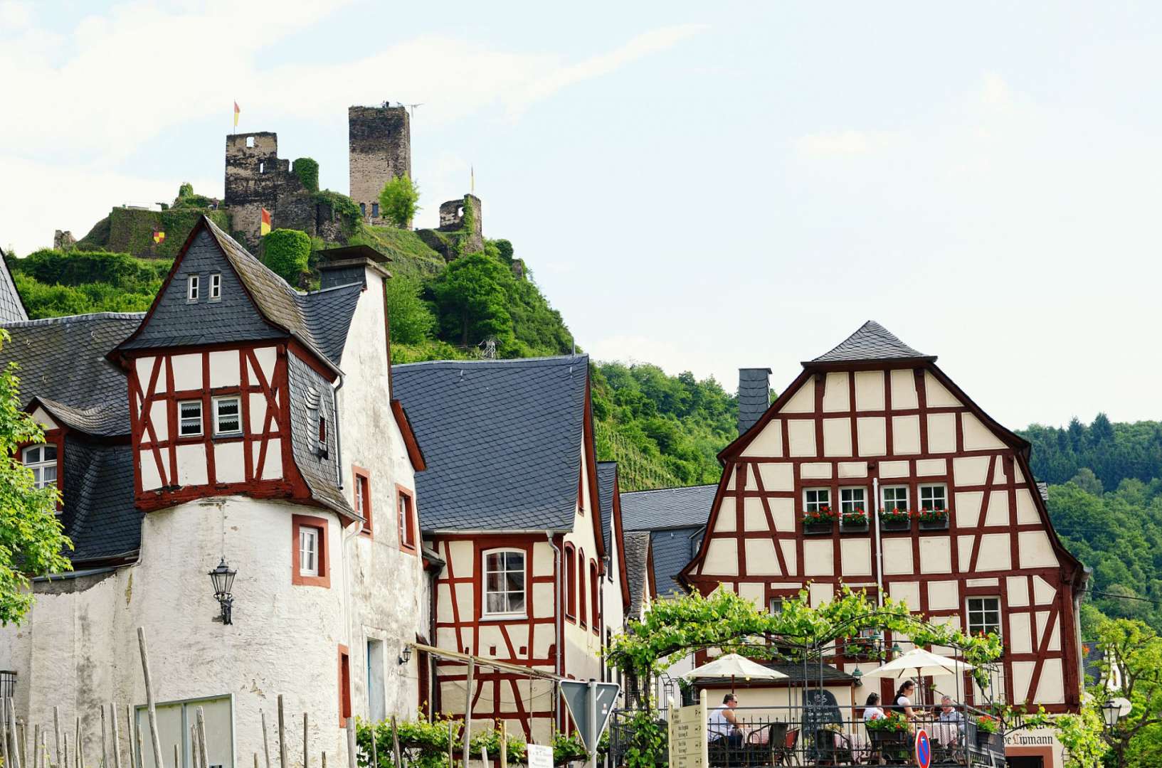 Ein kleines dorf mit einem schloss im hintergrund