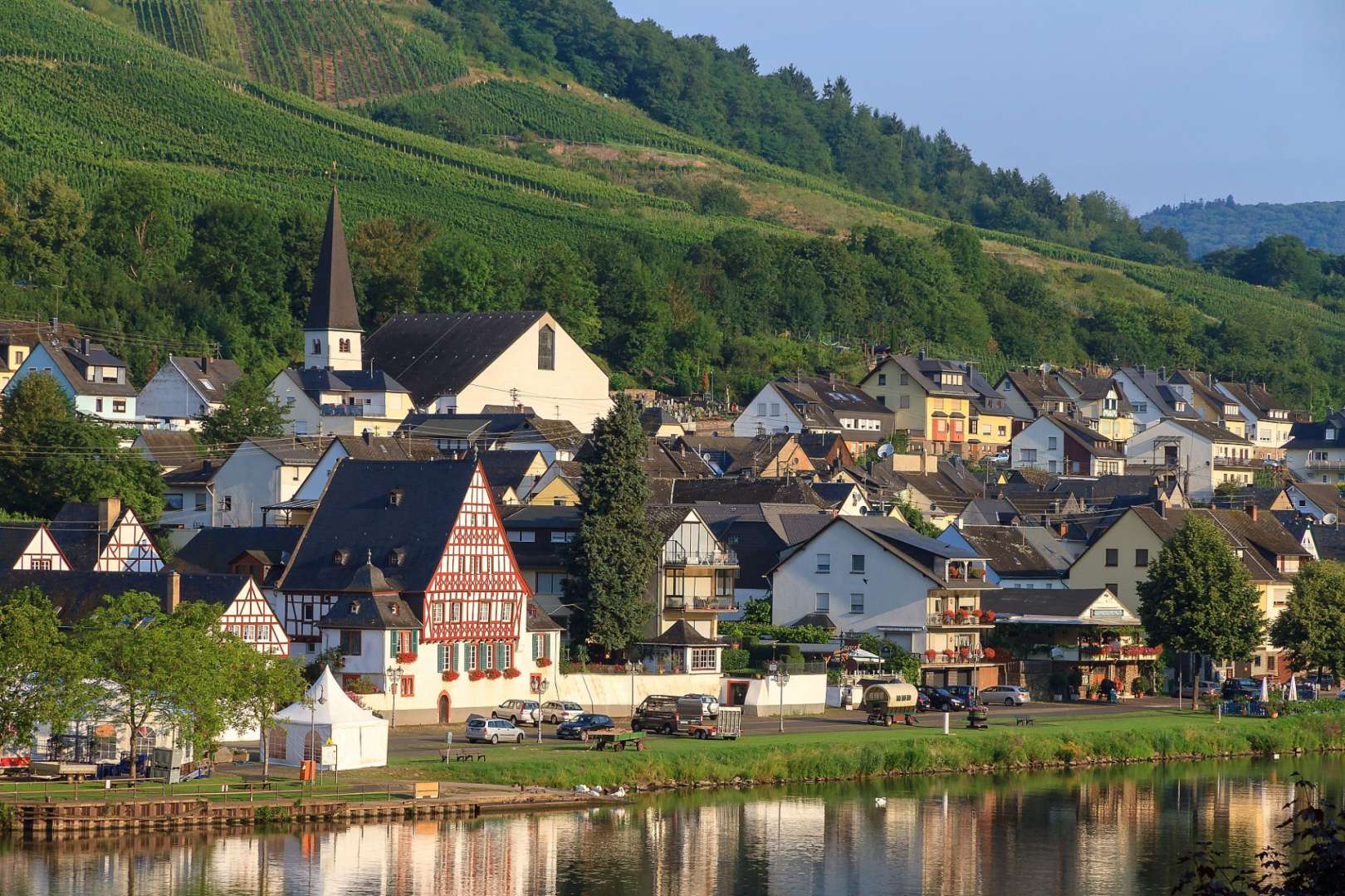 Eine kleine Stadt an einem Fluss mit vielen Häusern