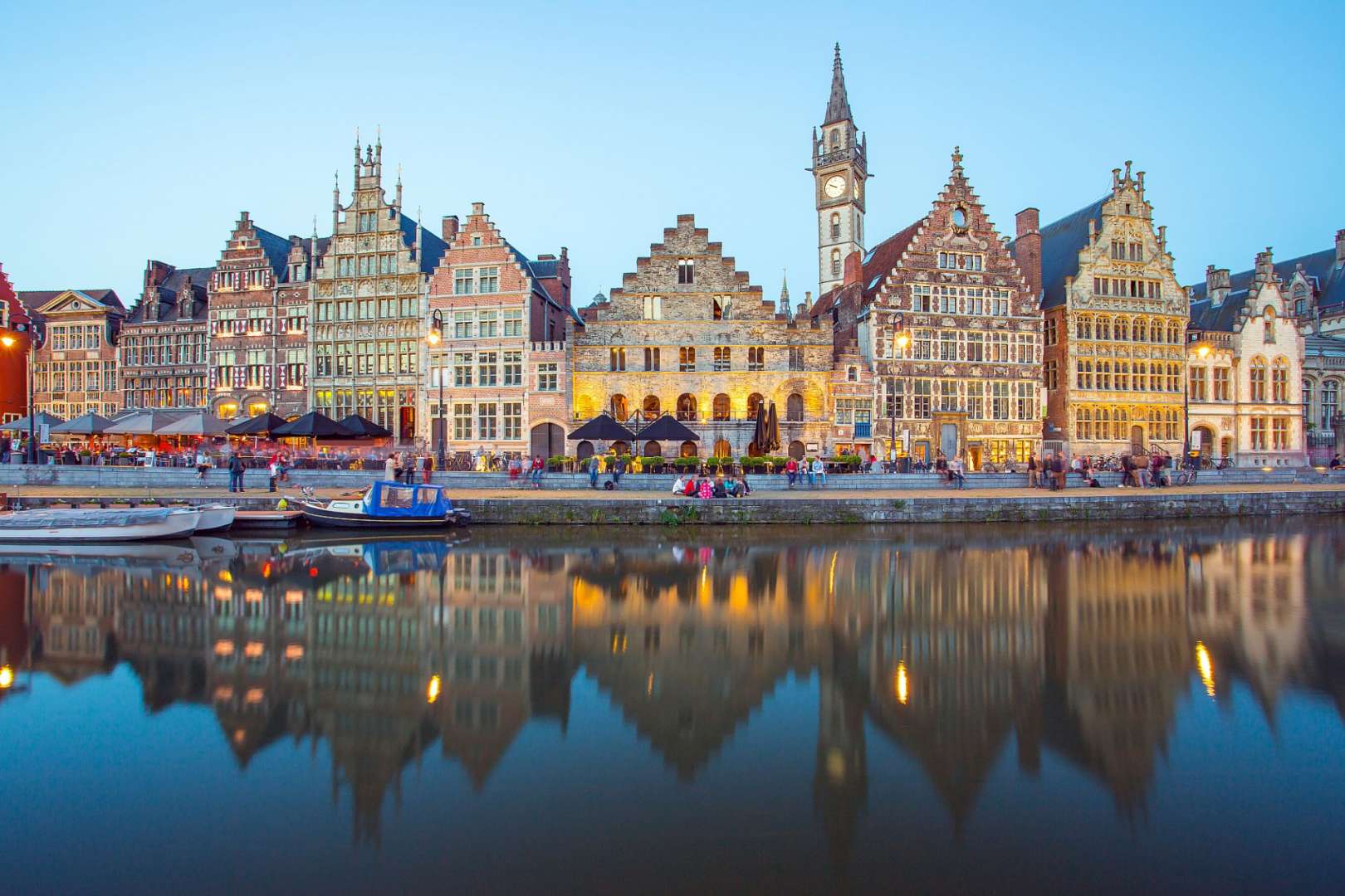 Eine Reihe historischer Gebäude neben einem Fluss