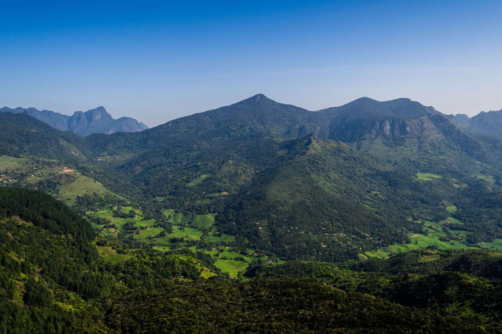 Eine Landschaft mit vielen Bergen und Wäldern