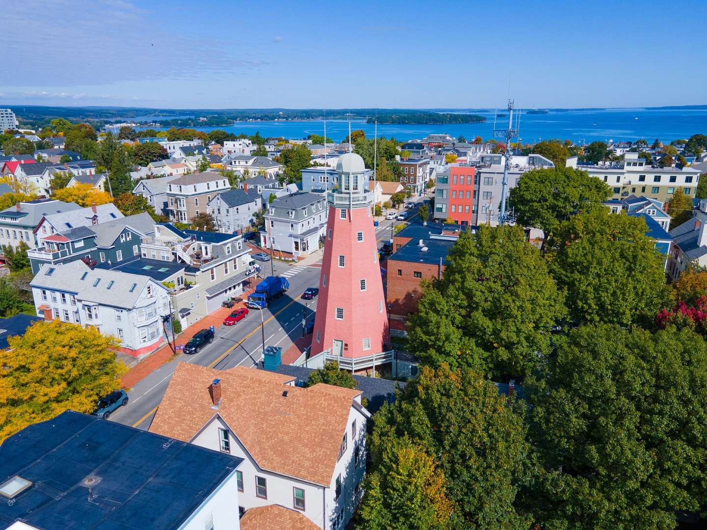 Eine Stadt mit einem rosa Leuchtturm in der Mitte
