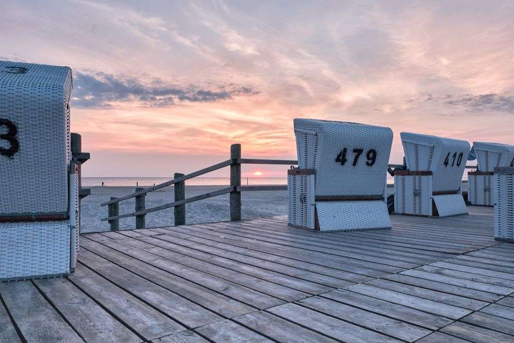 Eine Reihe von Strandkörben mit den Nummern 479 und 410