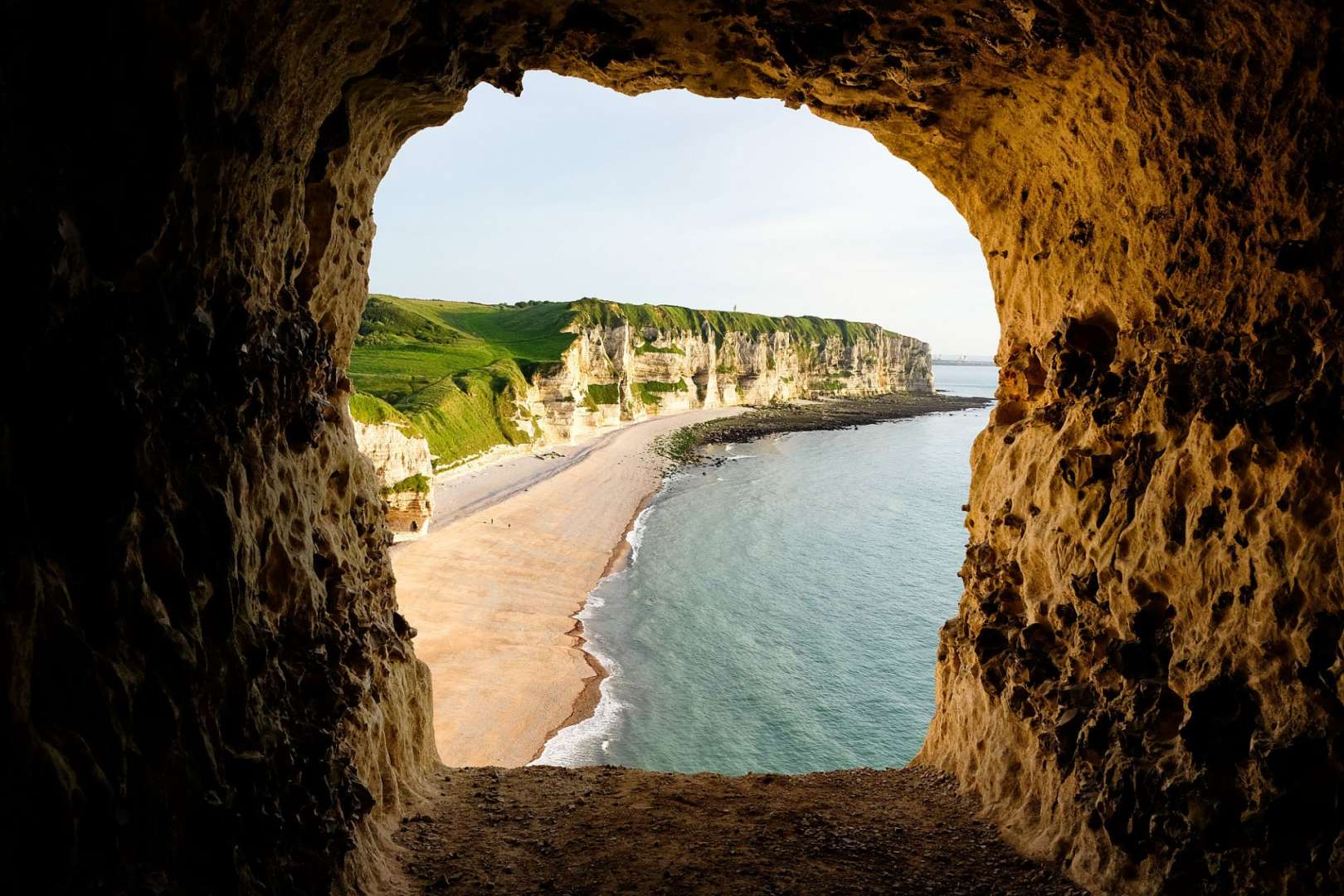 Ein Blick auf einen Strand aus einer Höhle