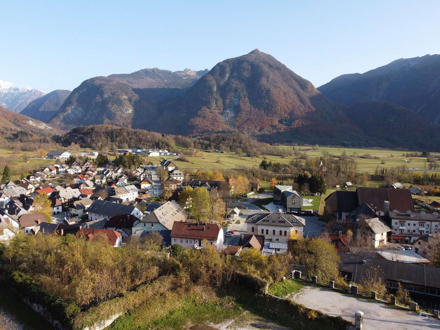 Eine Luftaufnahme einer kleinen Stadt mit Bergen im Hintergrund