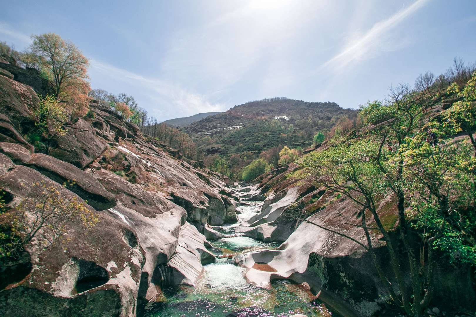 Ein Fluss fließt durch eine Schlucht zwischen Felsen
