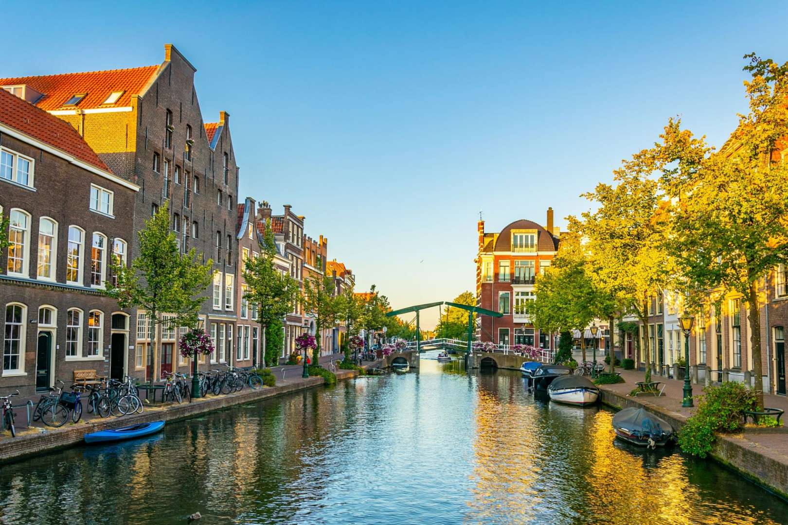 Ein Fluss, der durch eine Stadt fließt