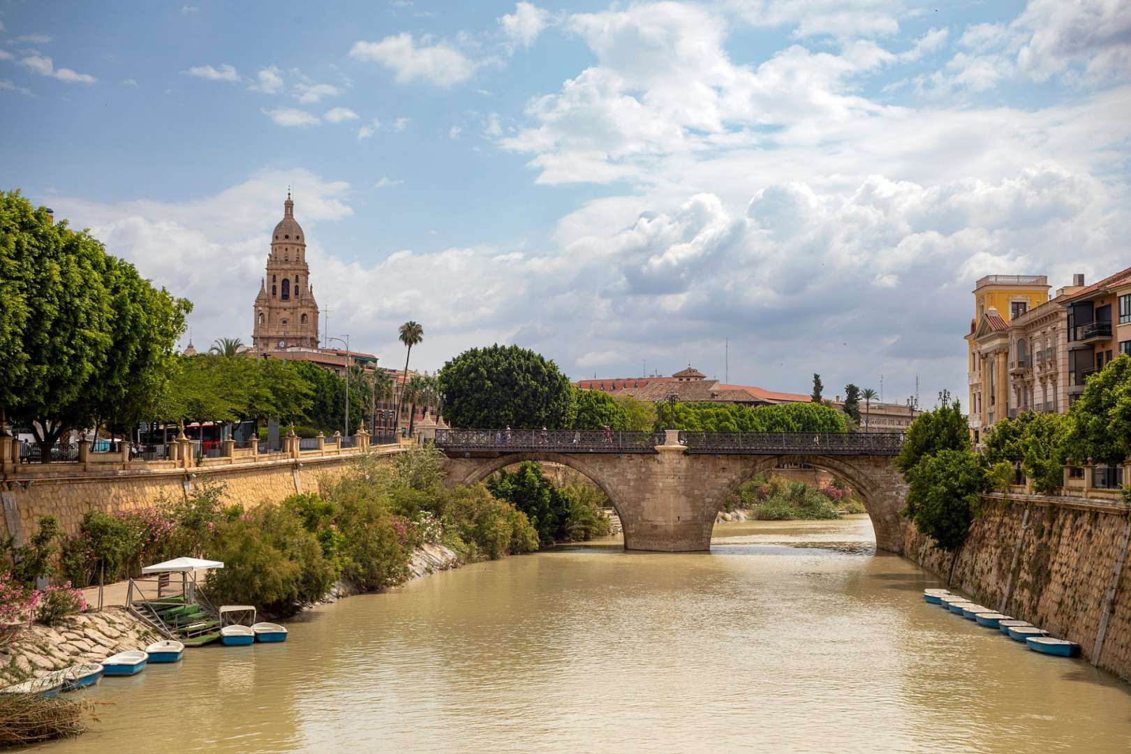 Eine Brücke über einen Fluss mit einem Turm im Hintergrund
