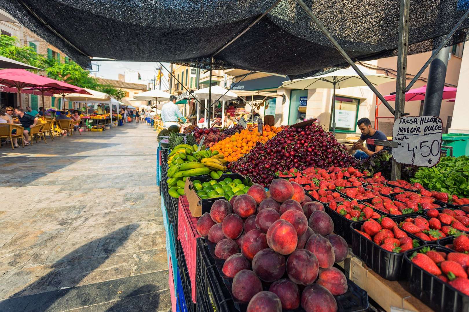 Ein Obst- und Gemüsestand auf einer Straße mit einem Schild, das sagt fresa allora
