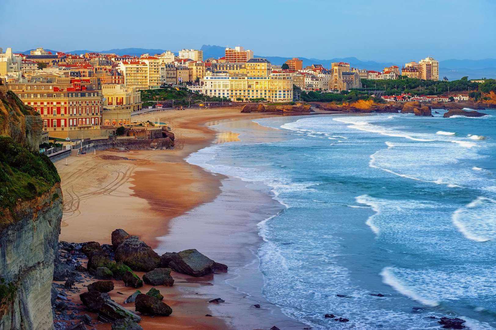 Ein Strand mit einer Stadt im Hintergrund
