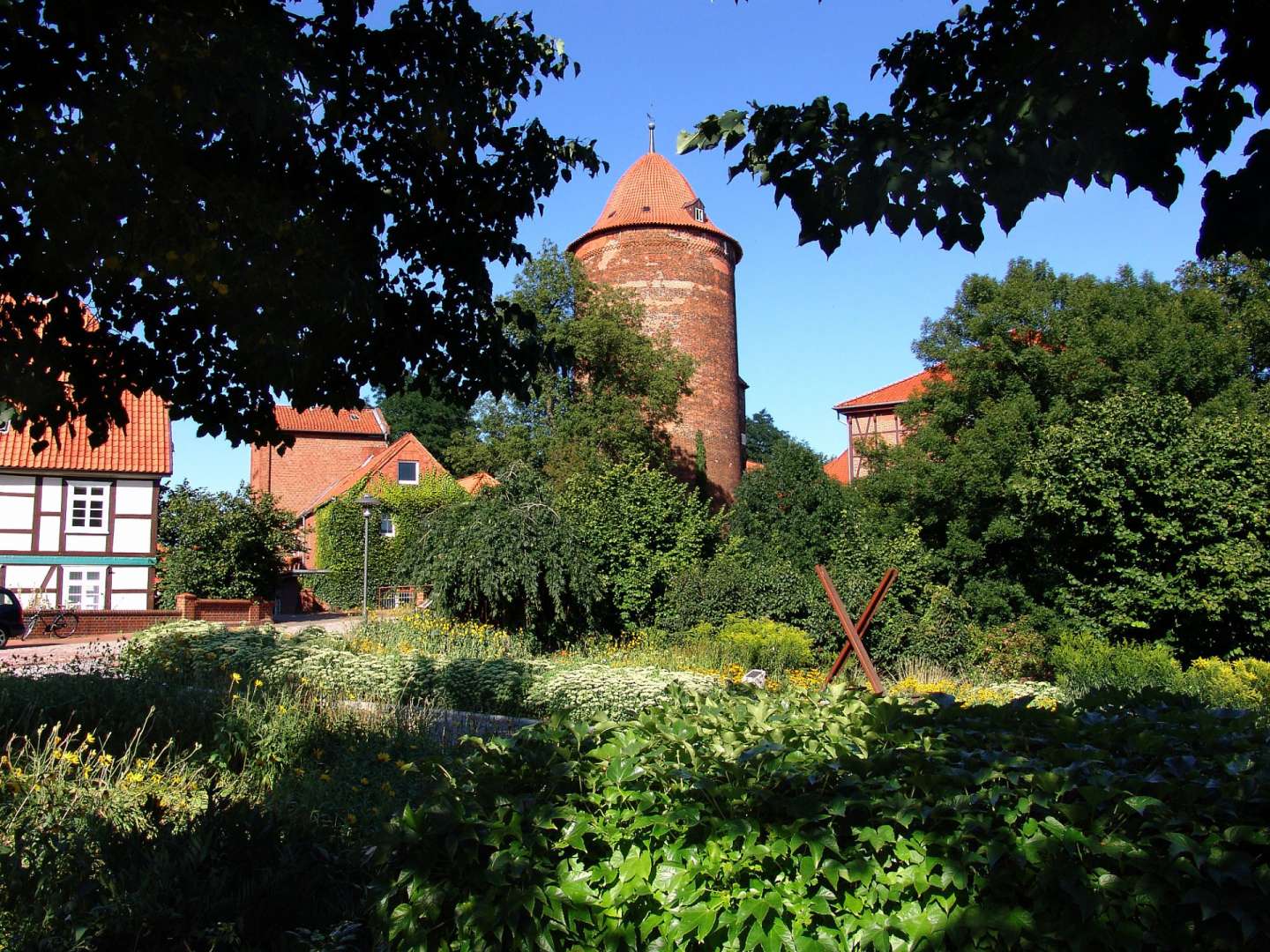Ein Turm sitzt inmitten einer üppigen grünen Landschaft