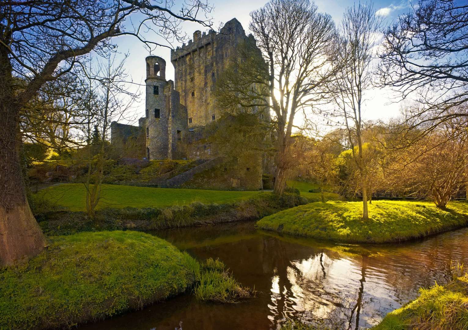 Ein altes Schloss befindet sich neben einem Fluss