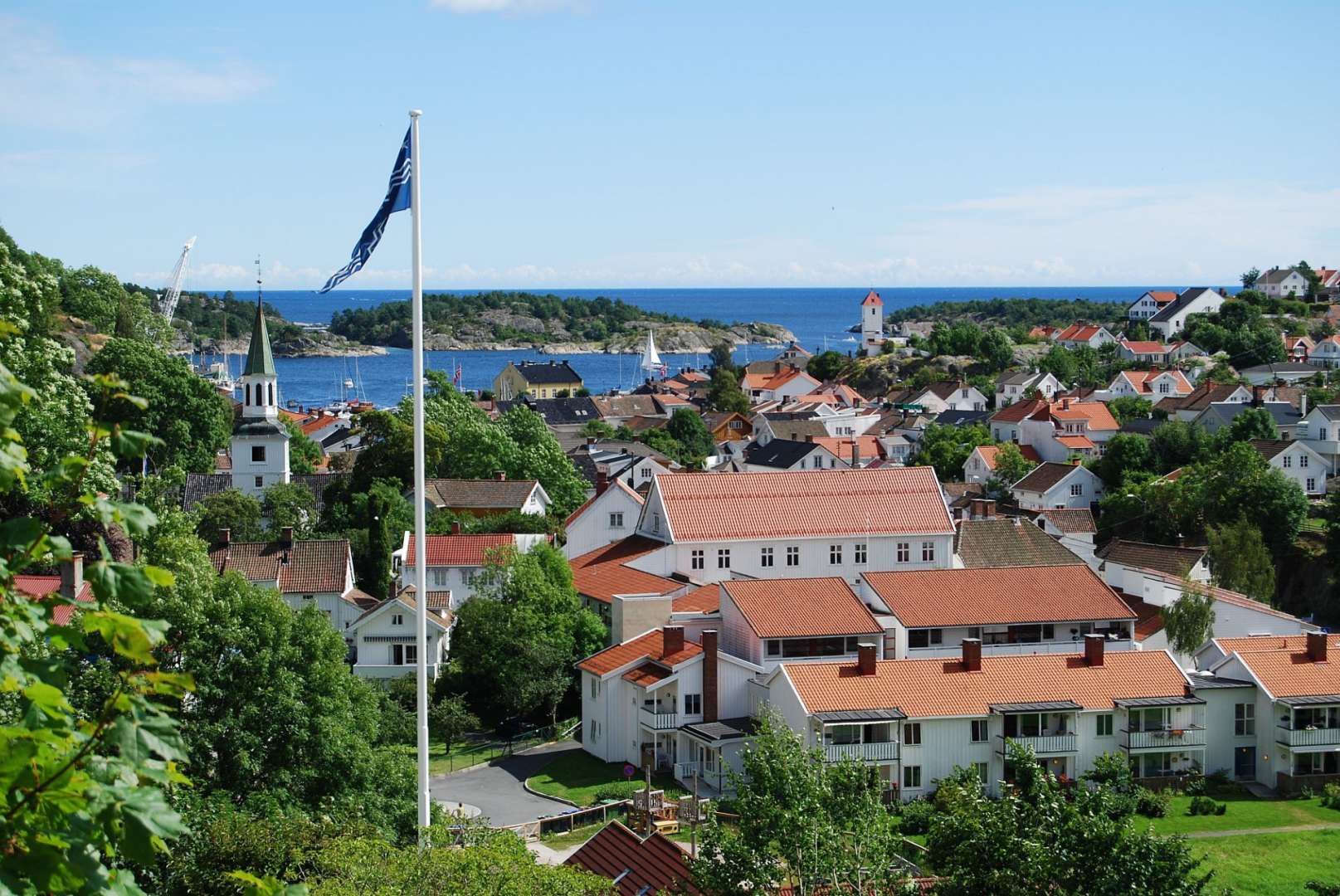 Eine kleine Stadt mit vielen Häusern und einer Flagge im Vordergrund