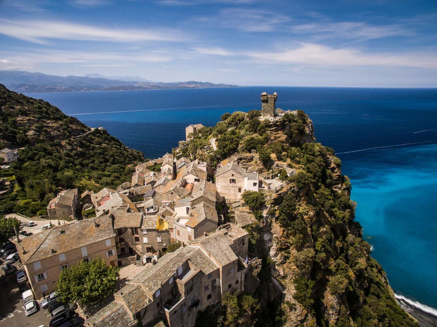 Ein kleines Dorf auf einem Felsen mit Blick auf das Meer