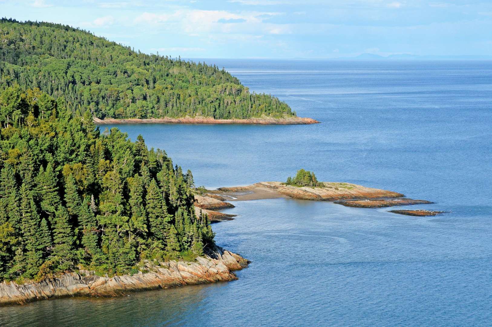 Eine kleine Insel im Ozean umgeben von Bäumen