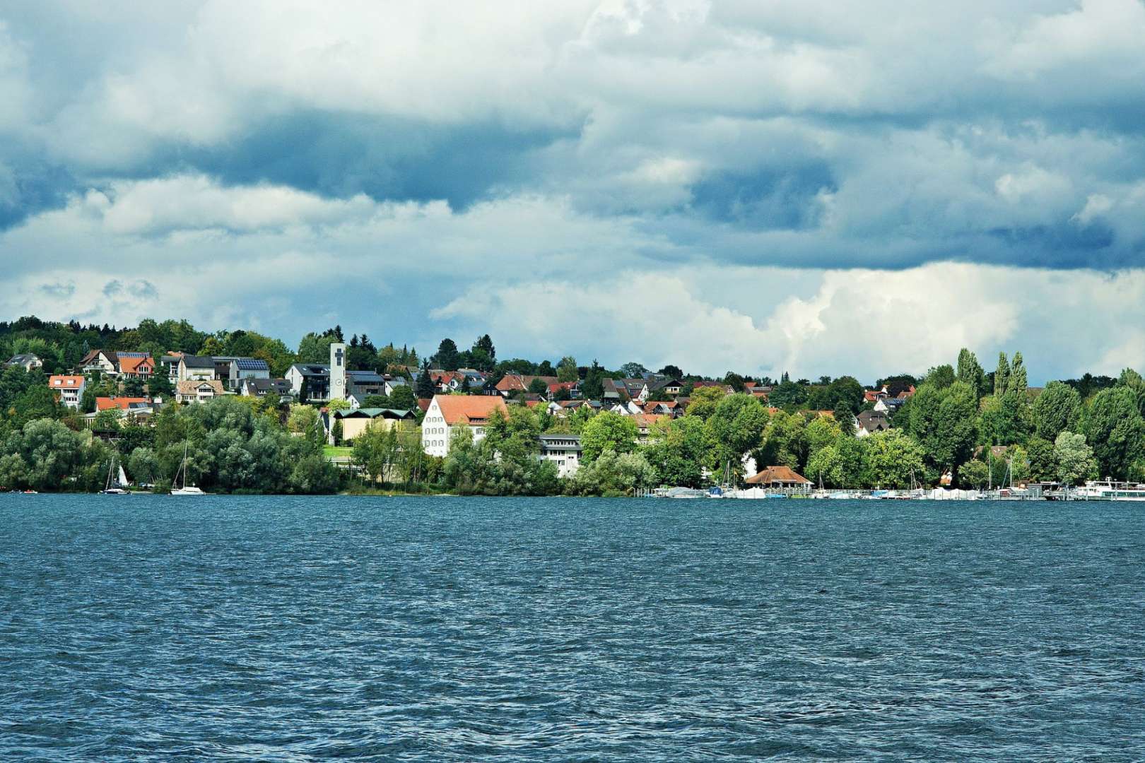 Ein See mit einer kleinen Stadt im Hintergrund