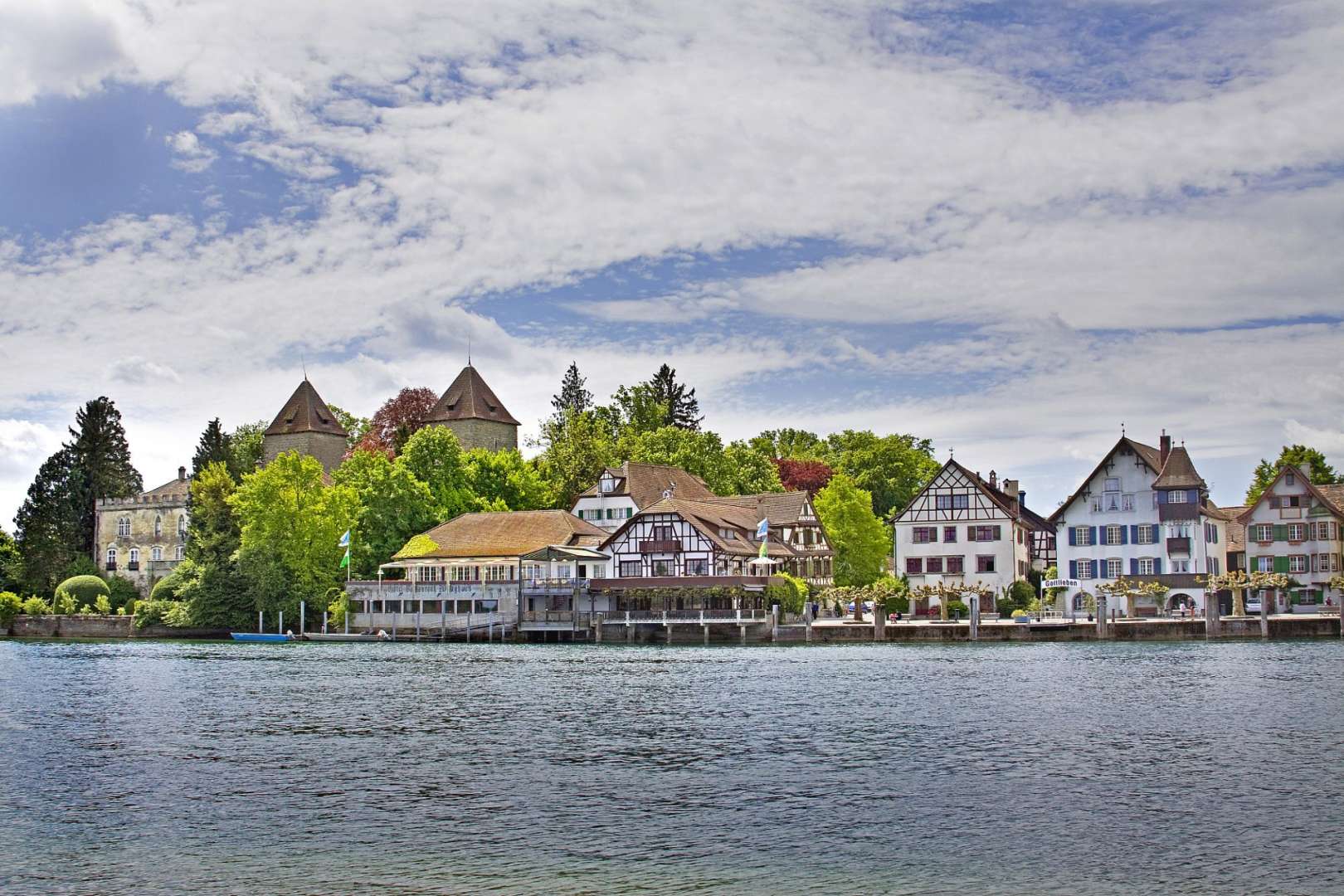 Eine Reihe von Häusern am Ufer eines Sees