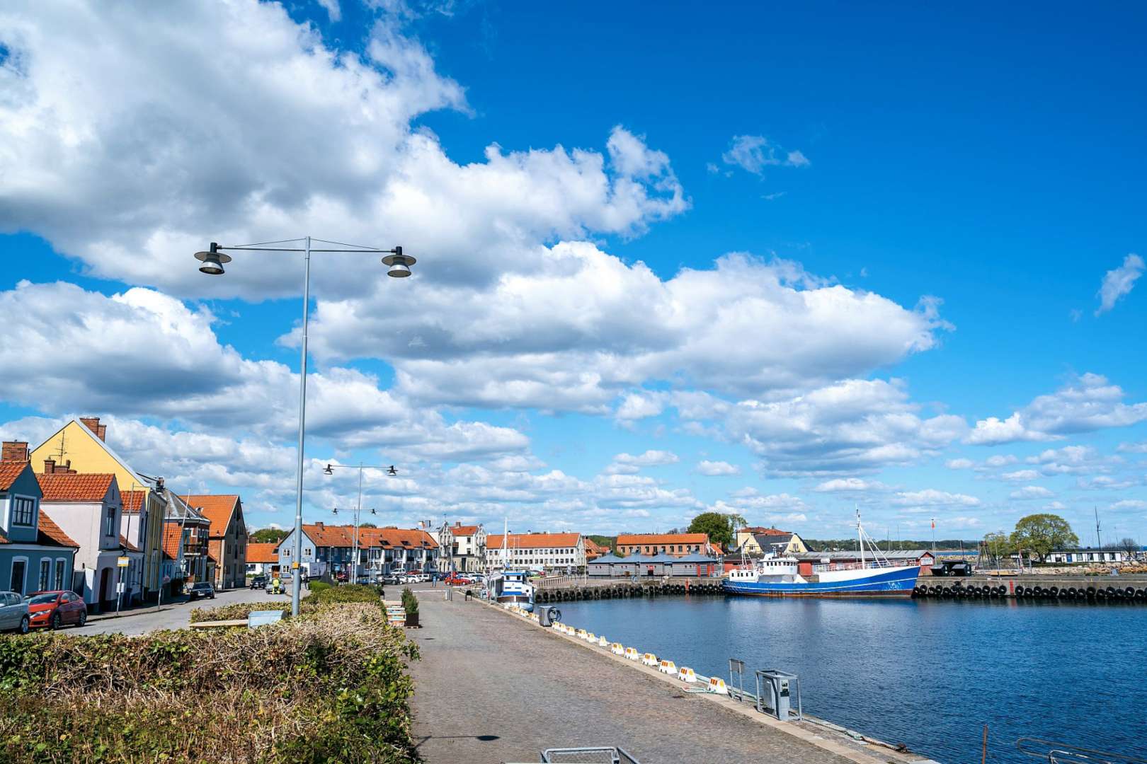 Ein blau-weißes Boot liegt in einem Hafen