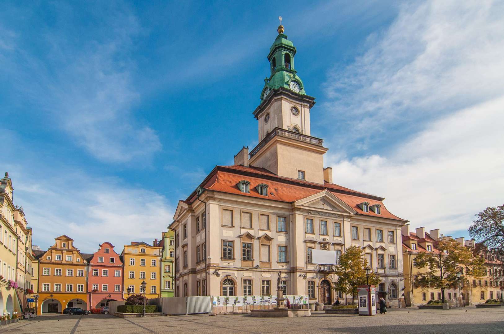 Ein sehr großes Gebäude mit einem Uhrturm