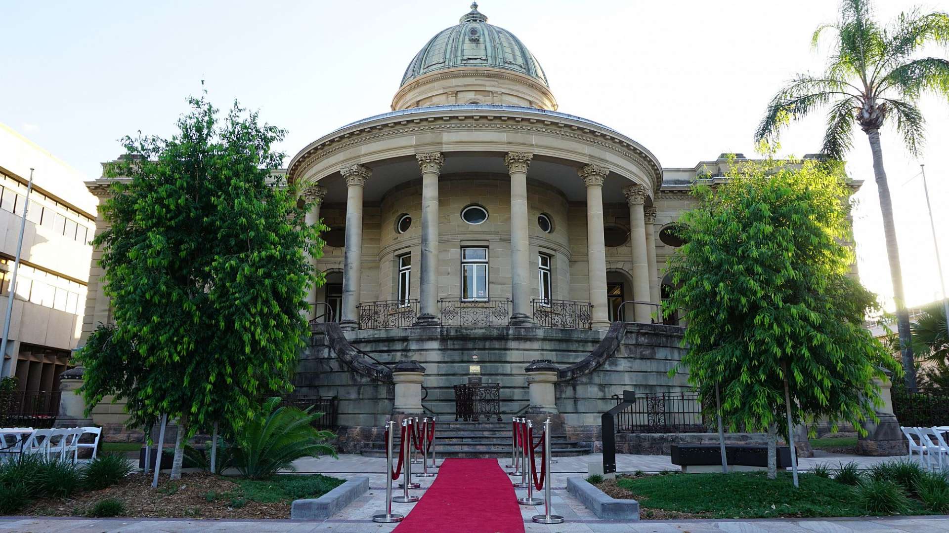 Vor einem großen Gebäude steht ein roter Teppich