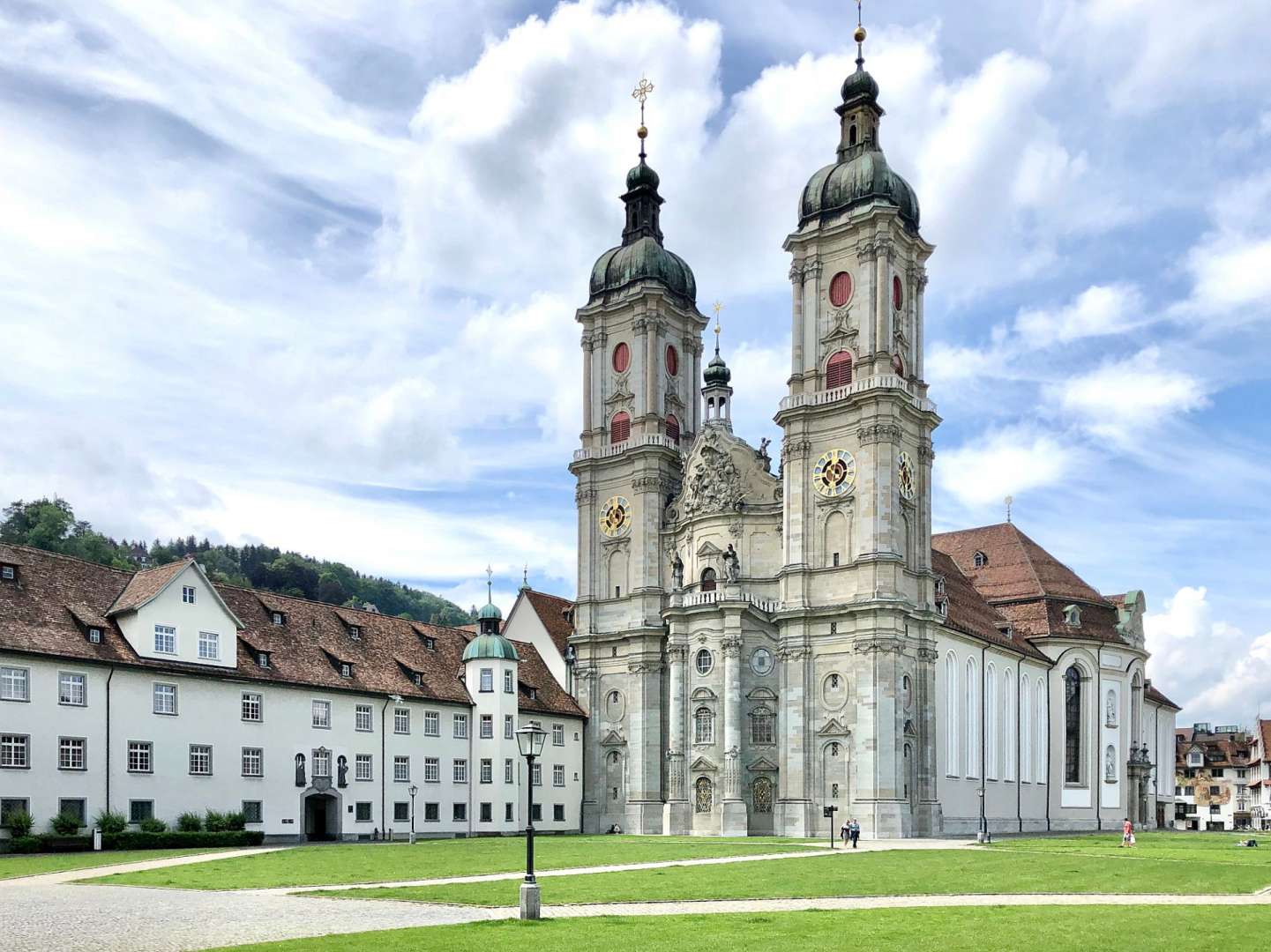 Eine große Kathedrale mit zwei Türmen und einem Uhrturm