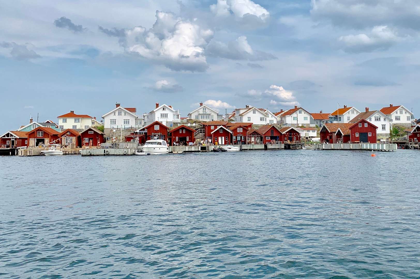 Eine Reihe von roten und weißen Häusern am Wasser
