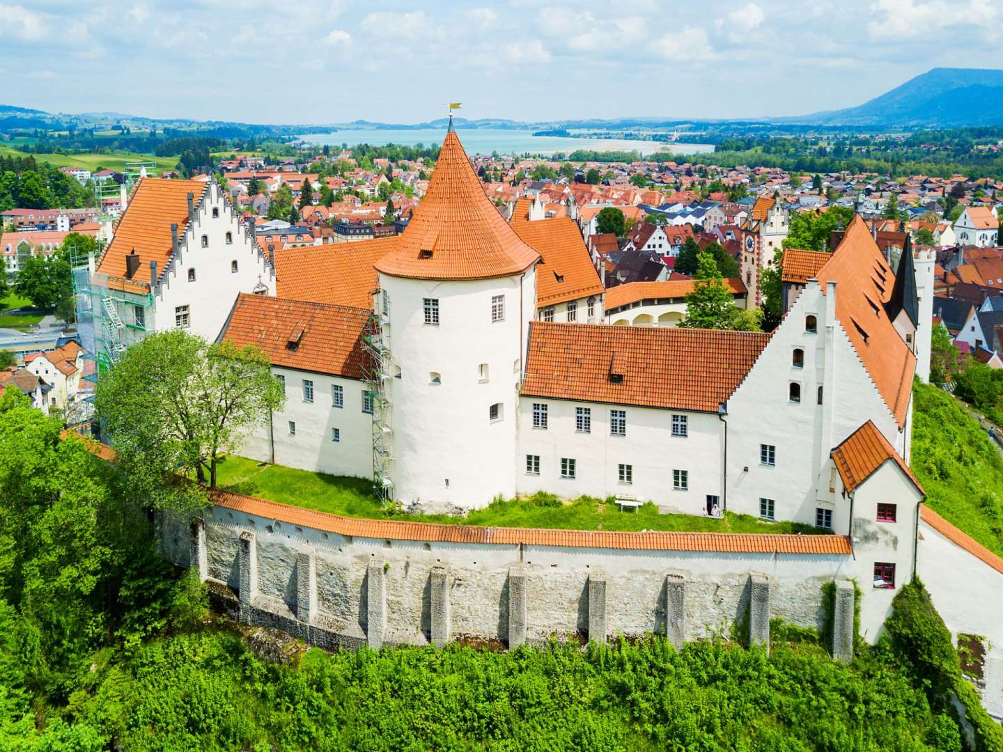 Ein großes weißes Schloss mit einem roten Dach