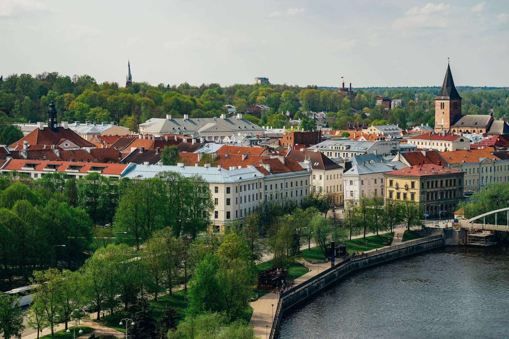 Eine Stadt mit einem Fluss und vielen Gebäuden