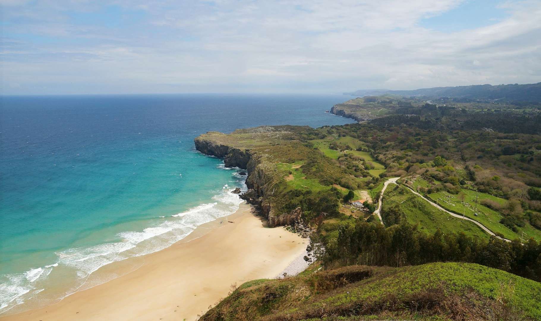 Ein Blick auf einen Strand von einer Klippe
