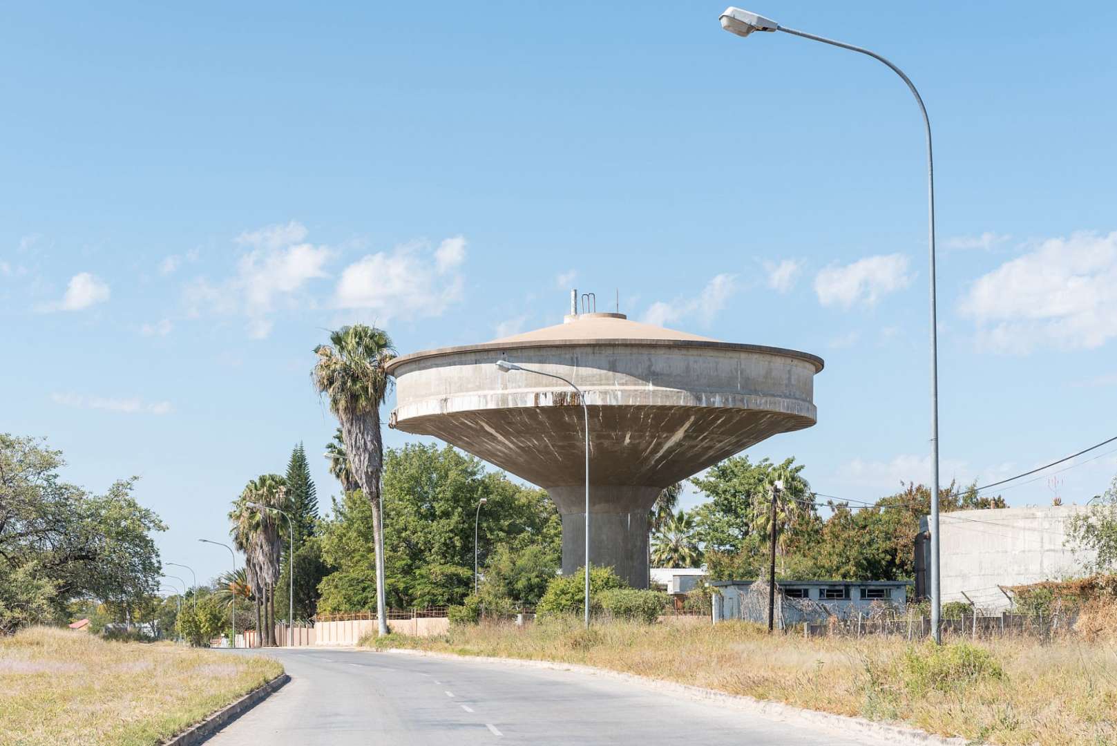 Ein Wasserturm steht an der Seite einer Straße