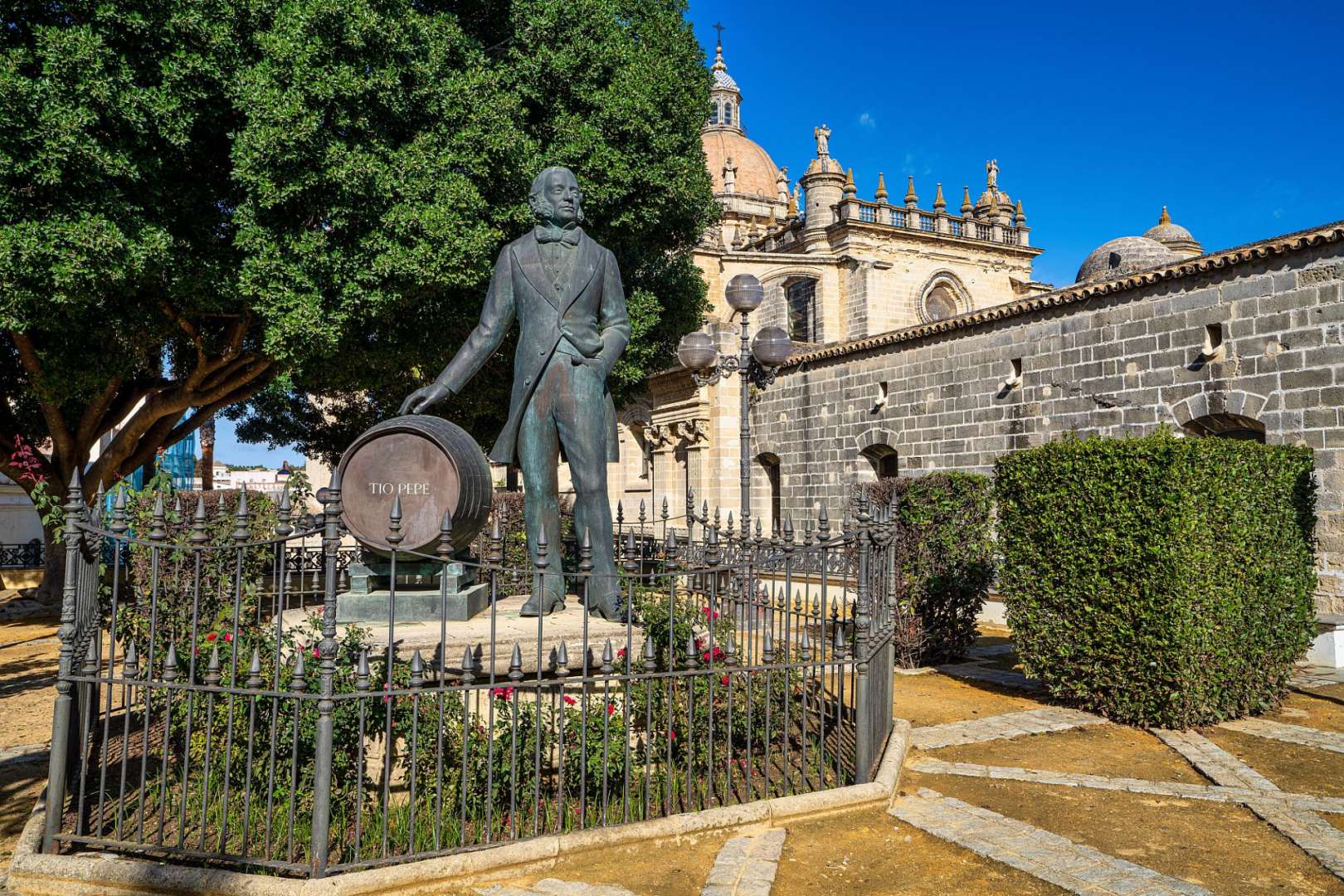 Statue vor der Kathedrale von Jerez