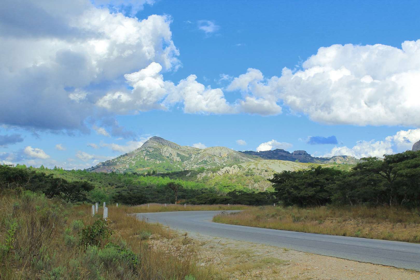 Eine kurvenreiche Straße mit einem Berg im Hintergrund