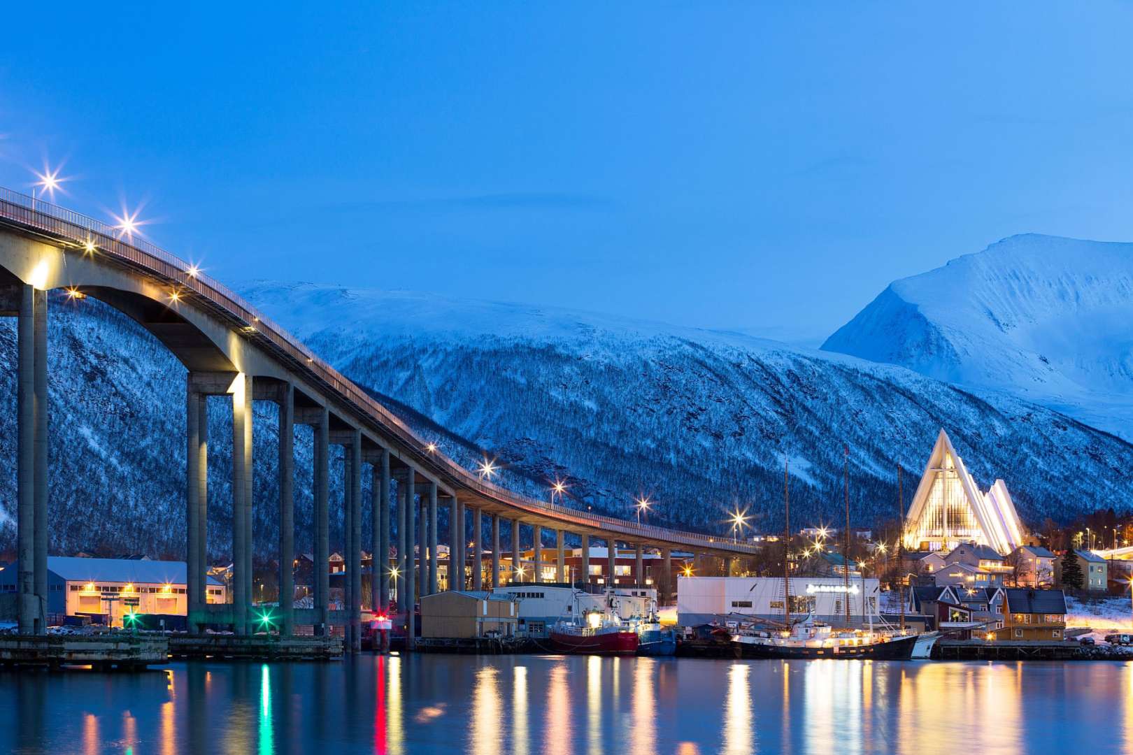 Eine Brücke über einen Fluss mit einer Kirche im Hintergrund