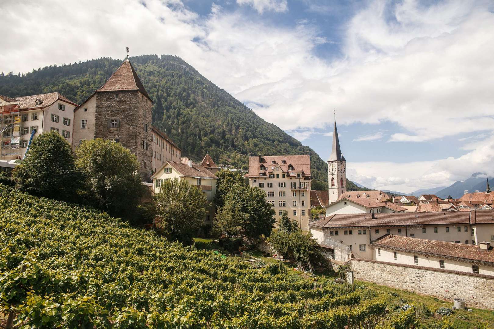 Eine Stadt mit einem Turm und einer Kirche im Hintergrund