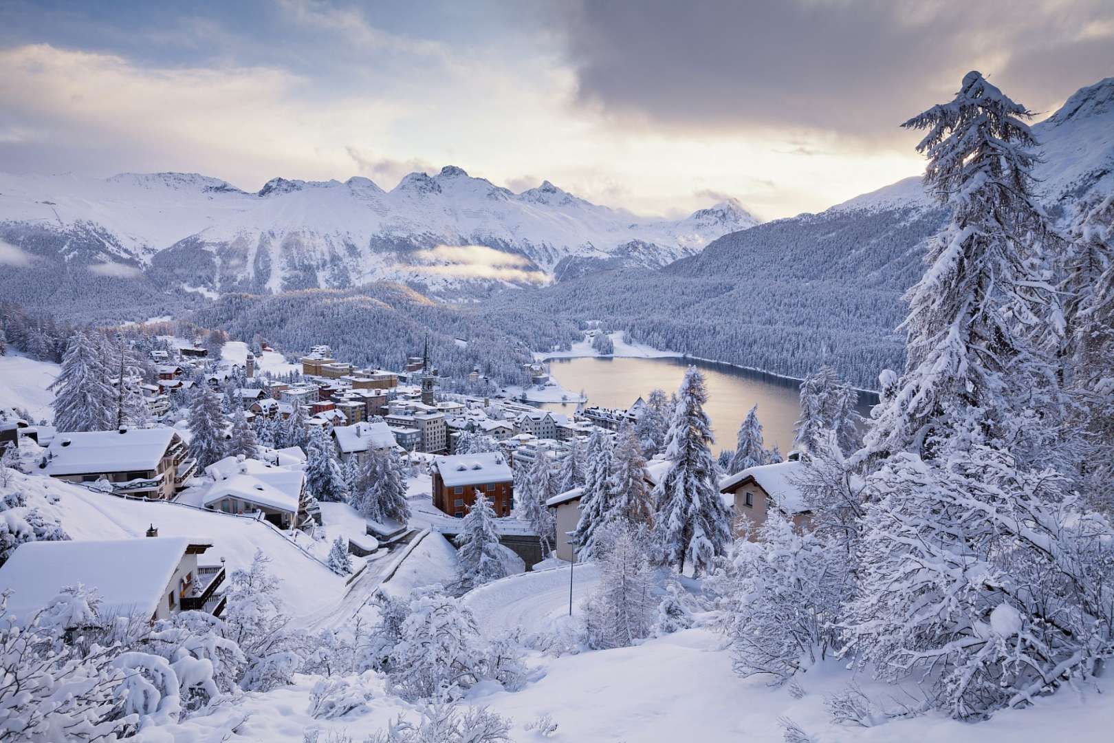 Eine schneebedeckte Stadt mit einem See im Hintergrund