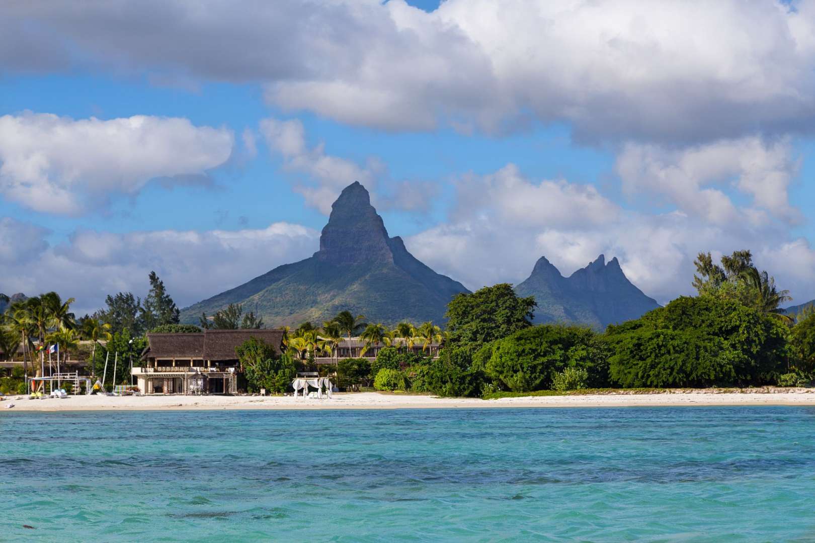 Ein Strand mit einem Berg im Hintergrund