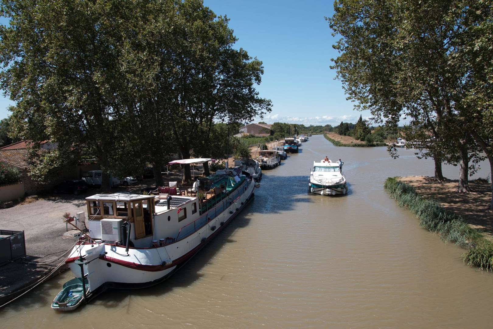 Ein paar Boote fahren auf einem Fluss