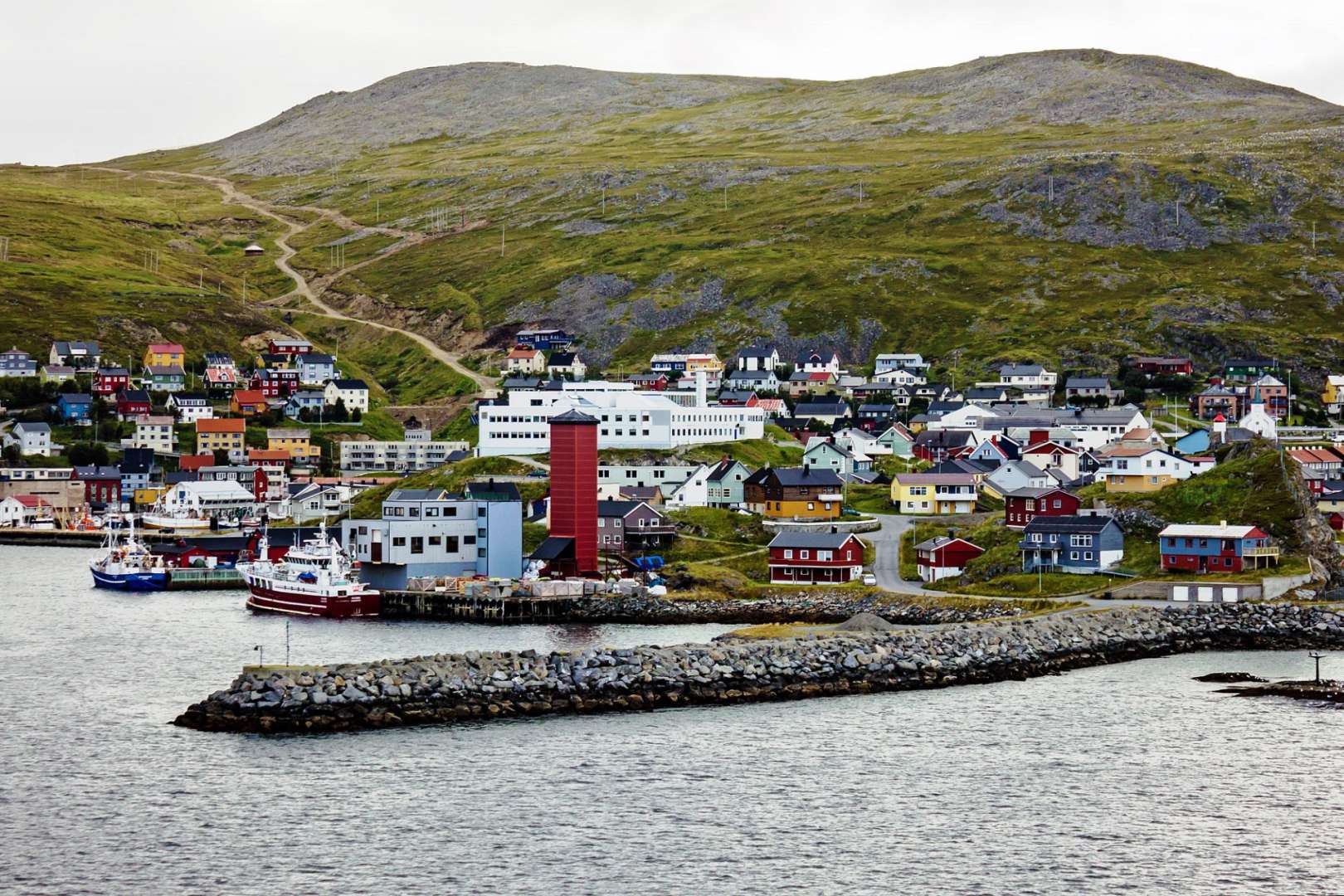 Ein kleines Fischerdorf mit einem Leuchtturm in der Mitte