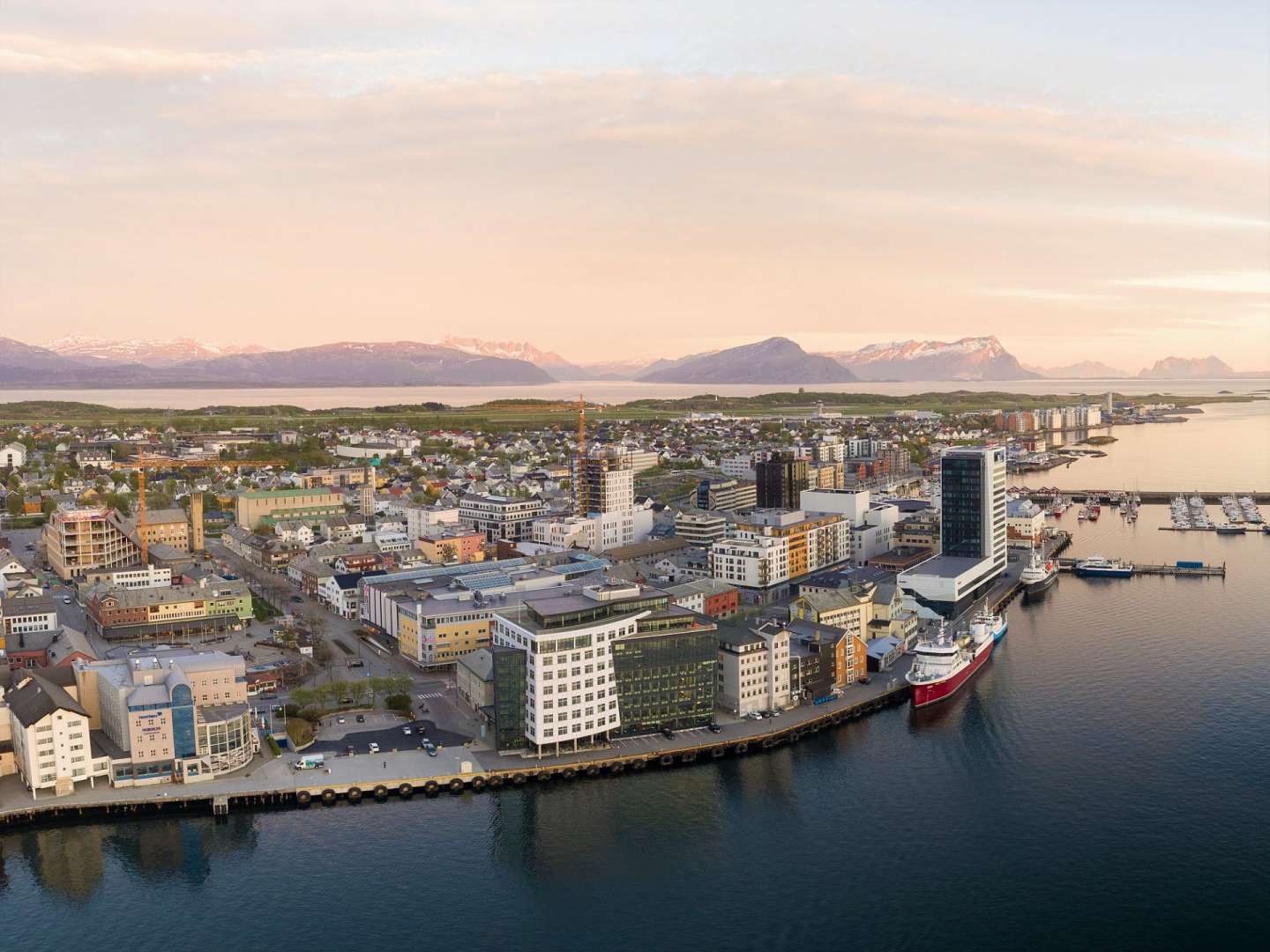 Eine Stadt mit vielen Gebäuden und einem roten Boot im Hafen