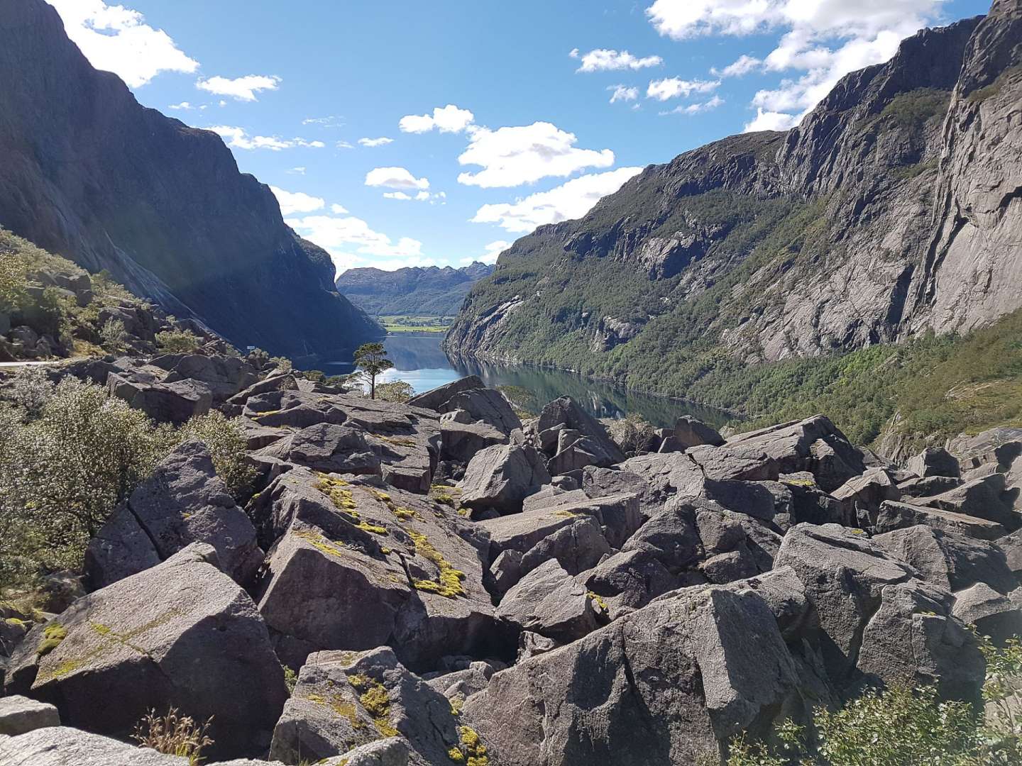 Ein Berghang mit einem See im Hintergrund