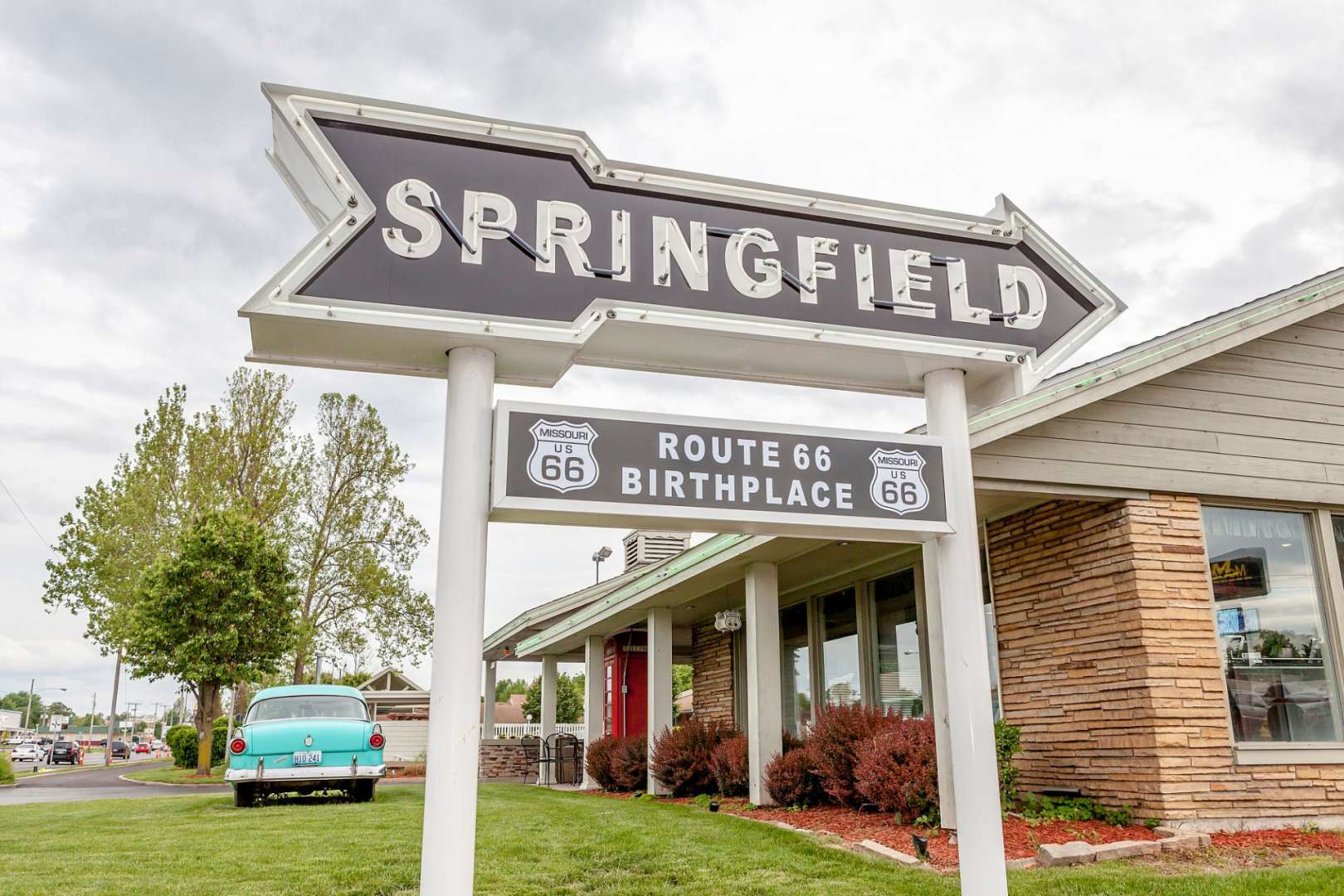 Ein Schild mit der Aufschrift springfield steht vor einem Gebäude