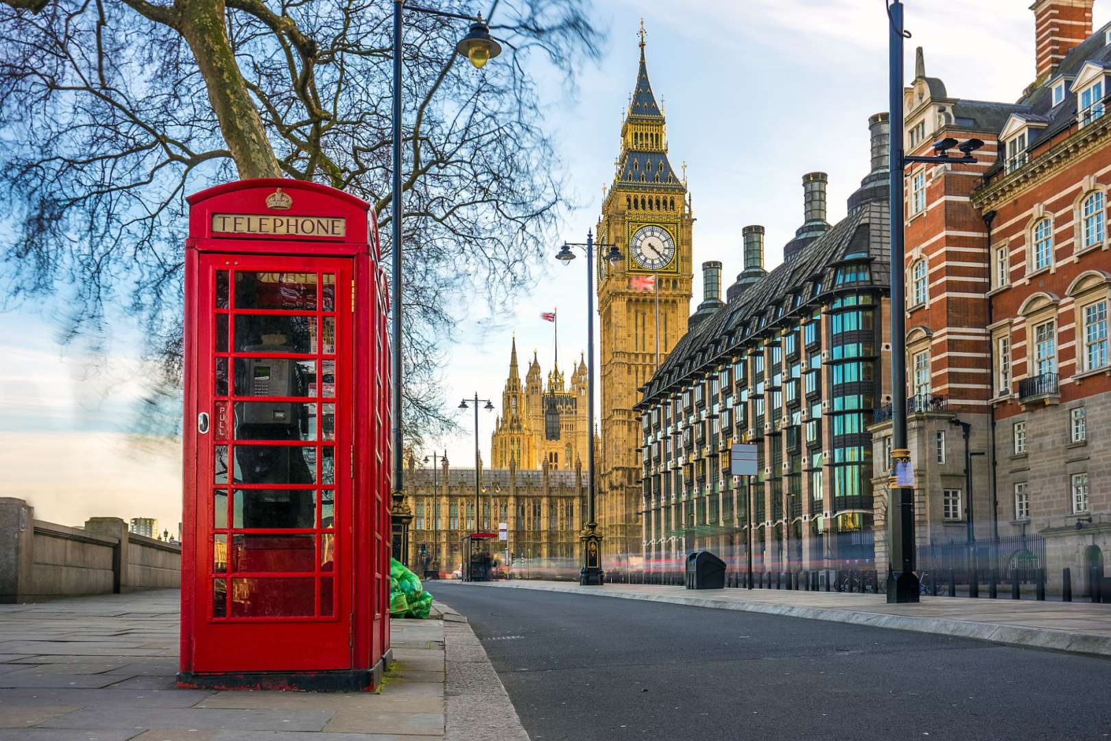 Eine rote Telefonzelle mit dem Big Ben im Hintergrund