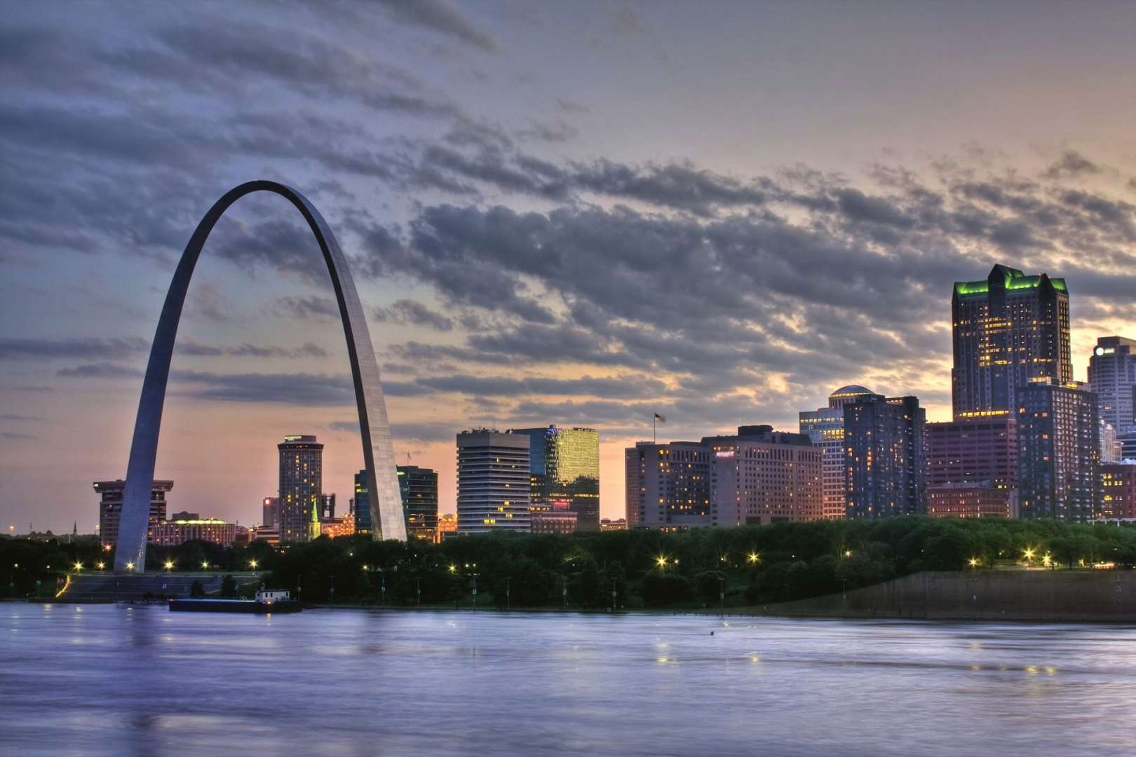 Die skyline der stadt st. louis bei sonnenuntergang