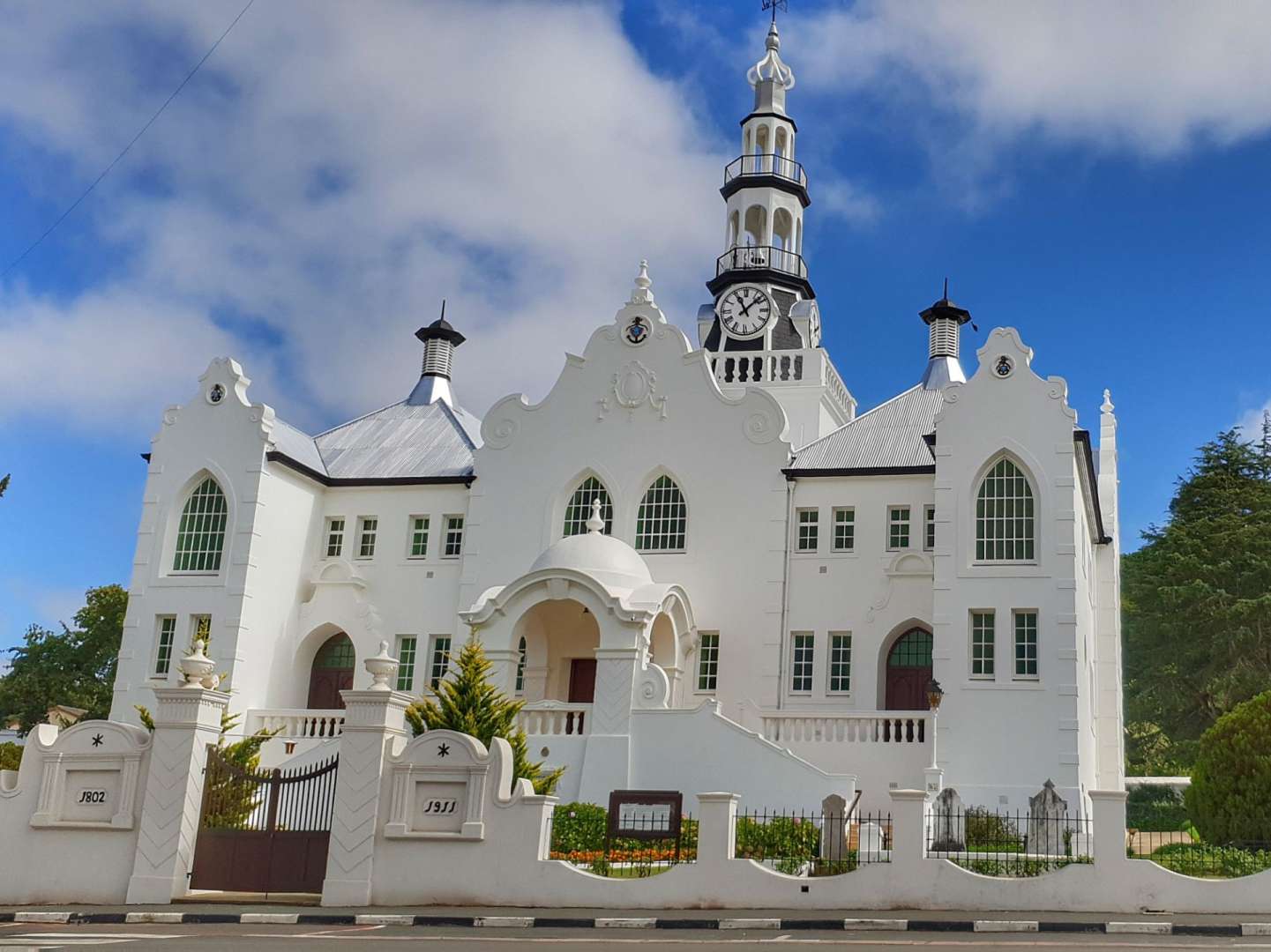 Eine weiße Kirche mit einer Uhr auf dem Turm