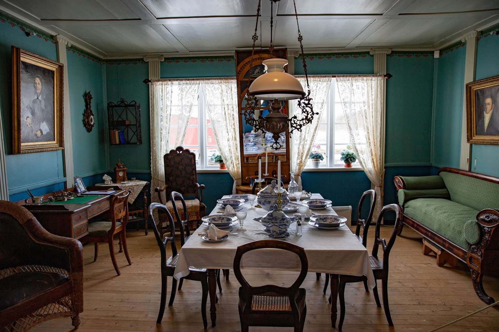 Ein Esszimmer mit einem Tisch und Stühlen und einer Lampe