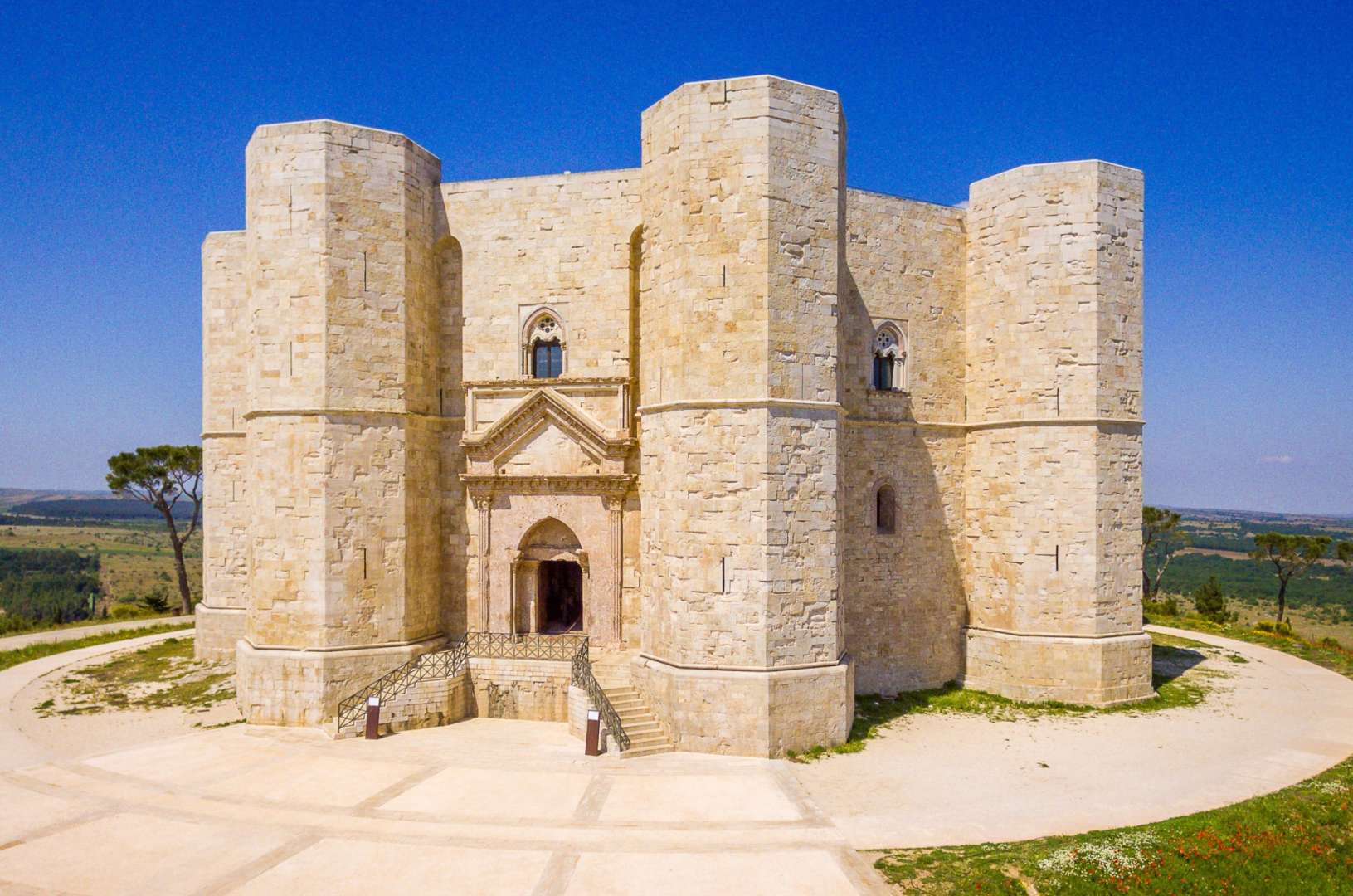 Ein großes mittelalterliches Gebäude mit der Aufschrift ‚ l‘ edificio ' auf der Vorderseite